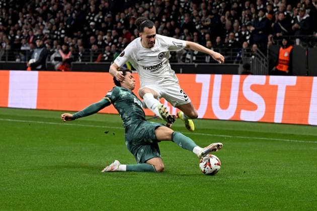 17.04.2025, xpsx, Fussball UEFA Europa League, Eintracht Frankfurt - Tottenham Hotspur v.l. Brennan Johnson of Tottenham Hotspur Arthur Theate (Eintracht Frankfurt) Zweikampf, Aktion, action, battle for the ball (DFL DFB REGULATIONS PROHIBIT ANY USE OF PHOTOGRAPHS as IMAGE SEQUENCES and or QUASI-VIDEO) Frankfurt am Main