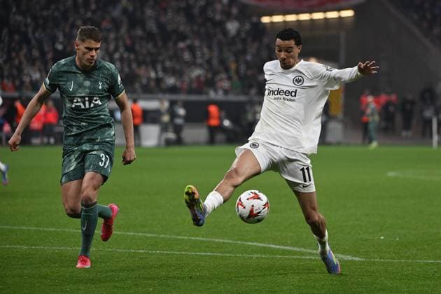 17.04.2025, xpsx, Fussball UEFA Europa League, Eintracht Frankfurt - Tottenham Hotspur v.l. Micky van de Ven of Tottenham Hotspur Hugo Ekitike (Eintracht Frankfurt) Zweikampf, Aktion, action, battle for the ball (DFL DFB REGULATIONS PROHIBIT ANY USE OF PHOTOGRAPHS as IMAGE SEQUENCES and or QUASI-VIDEO) Frankfurt am Main