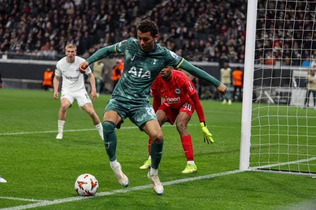 Europa League: Eintracht Frankfurt - Tottenham Hotspur am 17.04.25 in Deutsche Bank Park, Frankfurt Brennan Johnson (Tottenham Hotspur, 22) hält den Ball im Spiel, im Hintergrund lauert Kaua Santos (Eintracht Frankfurt, 40) Frankfurt Deutsche Bank Park Frankfurt Deutschland Copyright: xAlfioxMarinox