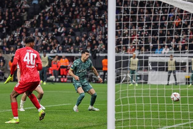 Europa League: Eintracht Frankfurt - Tottenham Hotspur am 17.04.25 in Deutsche Bank Park, Frankfurt Nur knapp schlendert der Ball am Tor und an Dominic Solanke (Tottenham Hotspur, 19) vorbei Frankfurt Deutsche Bank Park Frankfurt Deutschland Copyright: xAlfioxMarinox