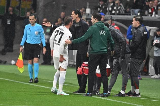 Fußball UEFA Europa League Viertelfinale Eintracht Frankfurt - Tottenham Hotspur am 17.04.2025 im Deutsche Bank Park in Frankfurt Mario Götze ( Frankfurt ) wird verletzt ausgewechselt