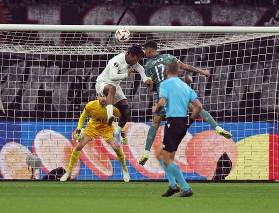17.04.2025, xovx, Fussball UEFA Europa League, Eintracht Frankfurt - Tottenham Hotspur v.l. Gugliemo Vicario (Tottenham Hotspur), Eye Wahi (Eintracht Frankfurt), Christian Romero (Tottenham Hotspur) (DFL DFB REGULATIONS PROHIBIT ANY USE OF PHOTOGRAPHS as IMAGE SEQUENCES and or QUASI-VIDEO) emspor Frankfurt am Main