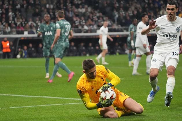 Torwart Goalie Guglielm Vicario (Tottenham Hotspur, 1) haelt gegen Ellyes Skhiri (Eintracht Frankfurt, 15) - Frankfurt 17.04.2025: Eintracht Frankfurt vs. Tottenham Hotspur, Deutsche Bank Park, UEFA Europa League Viertelfinale Rückspiel
