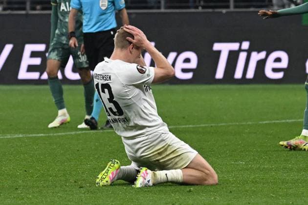 Sport Themen der Woche KW16 Sport Bilder des Tages 17.04.2025, xjhx, Fussball UEFA Europa League, Eintracht Frankfurt - Tottenham Hotspur v.l. Rasmus Kristensen (Eintracht Frankfurt) Enttäuscht, traurig, frustriert (DFL DFB REGULATIONS PROHIBIT ANY USE OF PHOTOGRAPHS as IMAGE SEQUENCES and or QUASI-VIDEO) Frankfurt am Main *** 17 04 2025, xjhx, Football UEFA Europa League, Eintracht Frankfurt Tottenham Hotspur v l Rasmus Kristensen Eintracht Frankfurt Disappointed, sad, frustrated DFL DFB REGULATIONS PROHIBIT ANY USE OF PHOTOGRAPHS as IMAGE SEQUENCES and or QUASI VIDEO Frankfurt am Main