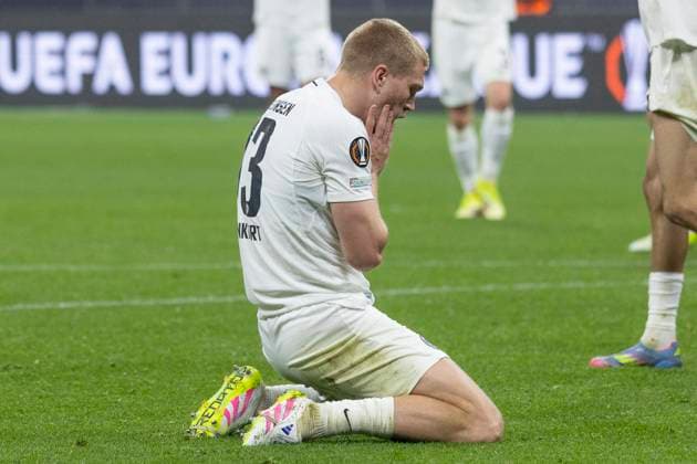 UEFA Europa League: Eintracht Frankfurt - Tottenham Hotspur, 17.04.2025 Rasmus Kristensen (Eintracht Frankfurt 13) nach einer vergebenen Torchance, versteckt sein Gesicht,Eintracht Frankfurt - Tottenham Hotspur, Frankfurt, Deutsche Bank Park, 17.4.2025 Copyright: xBEAUTIFULxSPORTS Gawlikx