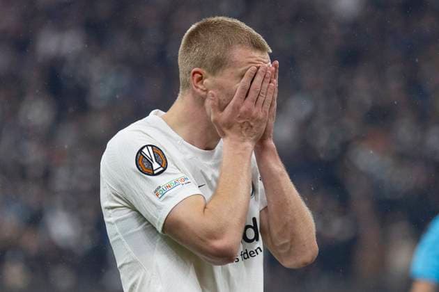UEFA Europa League: Eintracht Frankfurt - Tottenham Hotspur, 17.04.2025 Rasmus Kristensen (Eintracht Frankfurt 13) nach einer vergebenen Torchance, versteckt sein Gesicht, Eintracht Frankfurt - Tottenham Hotspur, Frankfurt, Deutsche Bank Park, 17.4.2025 Copyright: xBEAUTIFULxSPORTS Gawlikx