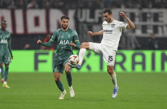 17.04.2025, Fussball UEFA Europa League, Viertelfinale Rückspiel, Eintracht Frankfurt - Tottenham Hotspur, emonline, emspor, v.l., Rodrigo Bentancur (Tottenham Hotspur), Ellyes Skhiri (Eintracht Frankfurt) DFL DFB REGULATIONS PROHIBIT ANY USE OF PHOTOGRAPHS AS IMAGE SEQUENCES AND OR QUASI-VIDEO. xdcx Copyright: HMBxMedia Claus