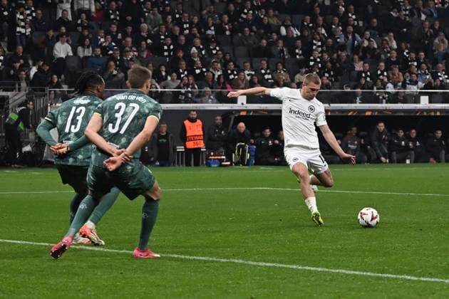 17.04.2025, xpsx, Fussball UEFA Europa League, Eintracht Frankfurt - Tottenham Hotspur v.l. Destiny Udogie (Tottenham Hotspur) Micky van de Ven of Tottenham Hotspur Rasmus Kristensen (Eintracht Frankfurt) Torchance (DFL DFB REGULATIONS PROHIBIT ANY USE OF PHOTOGRAPHS as IMAGE SEQUENCES and or QUASI-VIDEO) Frankfurt am Main