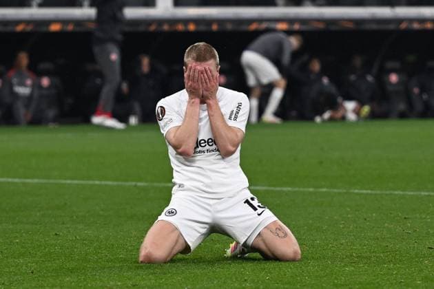 17.04.2025, xpsx, Fussball UEFA Europa League, Eintracht Frankfurt - Tottenham Hotspur v.l. Rasmus Kristensen (Eintracht Frankfurt) Enttäuscht, traurig, frustriert (DFL DFB REGULATIONS PROHIBIT ANY USE OF PHOTOGRAPHS as IMAGE SEQUENCES and or QUASI-VIDEO) Frankfurt am Main