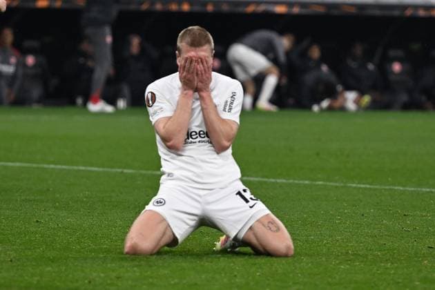 17.04.2025, xpsx, Fussball UEFA Europa League, Eintracht Frankfurt - Tottenham Hotspur v.l. Rasmus Kristensen (Eintracht Frankfurt) Enttäuscht, traurig, frustriert (DFL DFB REGULATIONS PROHIBIT ANY USE OF PHOTOGRAPHS as IMAGE SEQUENCES and or QUASI-VIDEO) Frankfurt am Main