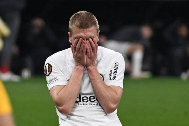 17.04.2025, xpsx, Fussball UEFA Europa League, Eintracht Frankfurt - Tottenham Hotspur v.l. Rasmus Kristensen (Eintracht Frankfurt) Enttäuscht, traurig, frustriert (DFL DFB REGULATIONS PROHIBIT ANY USE OF PHOTOGRAPHS as IMAGE SEQUENCES and or QUASI-VIDEO) Frankfurt am Main
