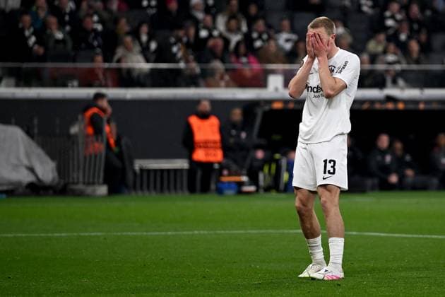 17.04.2025, xpsx, Fussball UEFA Europa League, Eintracht Frankfurt - Tottenham Hotspur v.l. Rasmus Kristensen (Eintracht Frankfurt) Enttäuscht, traurig, frustriert (DFL DFB REGULATIONS PROHIBIT ANY USE OF PHOTOGRAPHS as IMAGE SEQUENCES and or QUASI-VIDEO) Frankfurt am Main