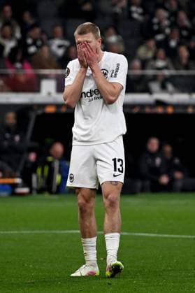 17.04.2025, xpsx, Fussball UEFA Europa League, Eintracht Frankfurt - Tottenham Hotspur v.l. Rasmus Kristensen (Eintracht Frankfurt) Enttäuscht, traurig, frustriert (DFL DFB REGULATIONS PROHIBIT ANY USE OF PHOTOGRAPHS as IMAGE SEQUENCES and or QUASI-VIDEO) Frankfurt am Main