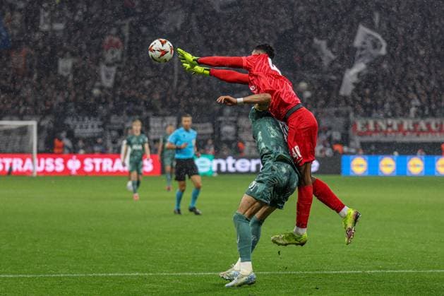 Europa League: Eintracht Frankfurt - Tottenham Hotspur am 17.04.25 in Deutsche Bank Park, Frankfurt Dominic Solanke (Tottenham Hotspur, 19) und Kaua Santos (Eintracht Frankfurt, 40) Frankfurt Deutsche Bank Park Frankfurt Deutschland Copyright: xAlfioxMarinox