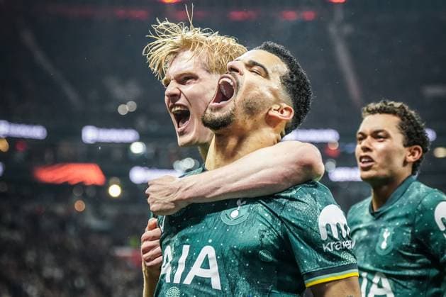 Bilder des Jahres 2025, Sport 04 April Sport Themen der Woche KW16 Sport Bilder des Tages Fussball UEFA Europa League 2024 2025, Viertelfinale (Rückspiel) - Eintracht Frankfurt vs. Tottenham Hotspur - Deutsche-Bank-Park (Frankfurt): Tor und Torjubel zum 0:1 durch den verwandelten Foulelfmeter von Dominic Solanke (Tottenham Hotspur, 19) Freude, Emotionen, Jubel mit Lucas Bergvall (Tottenham Hotspur, 15) *** Football UEFA Europa League 2024 2025, quarter-final second leg Eintracht Frankfurt vs Tottenham Hotspur Deutsche Bank Park Frankfurt Goal and goal celebration for 0 1 through Dominic Solankes converted penalty Tottenham Hotspur, 19 Joy, emotions, jubilation with Lucas Bergvall Tottenham Hotspur, 15 Copyright: xJOERANxSTEINSIEKx