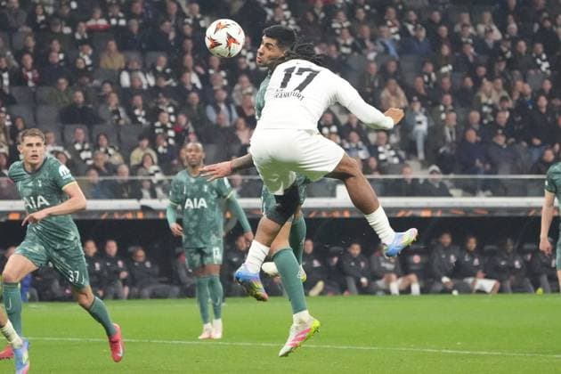 Kopfball Elye Wahi (Eintracht Frankfurt, 17) gegen Rodrigo Bentancur (Tottenham Hotspur, 30) - Frankfurt 17.04.2025: Eintracht Frankfurt vs. Tottenham Hotspur, Deutsche Bank Park, UEFA Europa League Viertelfinale Rückspiel