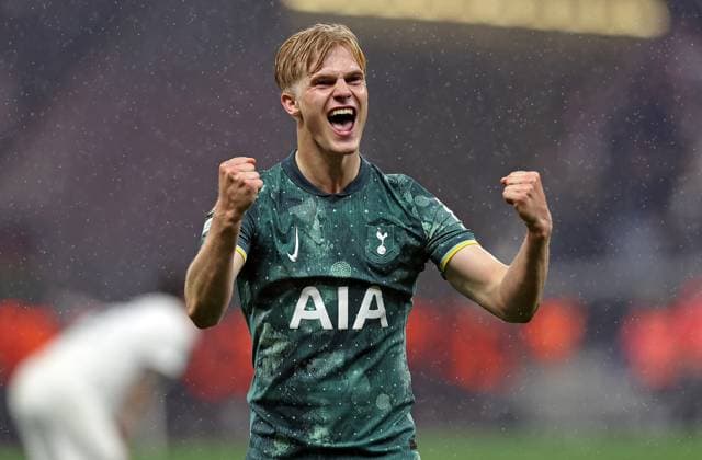 17.04.2025, xovx, Fussball UEFA Europa League, Eintracht Frankfurt - Tottenham Hotspur Jubel bei Lucas Bergvall (Tottenham Hotspur) nach dem 1:0 Sieg bei Eintracht Frankfurt. (DFL DFB REGULATIONS PROHIBIT ANY USE OF PHOTOGRAPHS as IMAGE SEQUENCES and or QUASI-VIDEO) emspor Frankfurt am Main