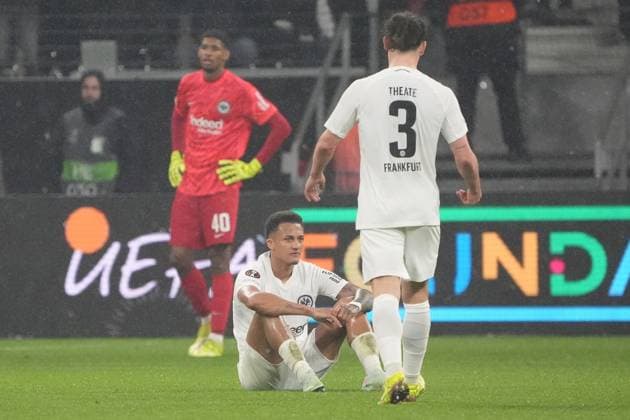 Torwart Kaua Santos (Eintracht Frankfurt, 40), Lucas Tuta Silva Melo (Eintracht Frankfurt, 35), Robin Koch (Eintracht Frankfurt, 04) enttäuscht - Frankfurt 17.04.2025: Eintracht Frankfurt vs. Tottenham Hotspur, Deutsche Bank Park, UEFA Europa League Viertelfinale Rückspiel