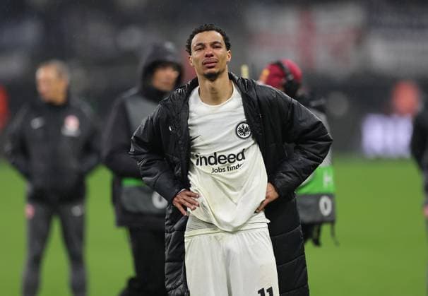 17.04.2025, Fussball UEFA Europa League, Viertelfinale Rückspiel, Eintracht Frankfurt - Tottenham Hotspur, emonline, emspor, v.l., Hugo Ekitike (Eintracht Frankfurt) weint nach dem Spiel, enttaeuscht, enttaeuscht schauend, dissapointed, traurig, frustiert, frust, gefrustet DFL DFB REGULATIONS PROHIBIT ANY USE OF PHOTOGRAPHS AS IMAGE SEQUENCES AND OR QUASI-VIDEO. xdcx Copyright: HMBxMedia Claus
