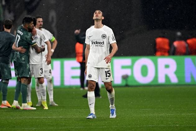 17.04.2025, xjhx, Fussball UEFA Europa League, Eintracht Frankfurt - Tottenham Hotspur v.l. Ellyes Skhiri (Eintracht Frankfurt) Enttäuscht, traurig, frustriert (DFL DFB REGULATIONS PROHIBIT ANY USE OF PHOTOGRAPHS as IMAGE SEQUENCES and or QUASI-VIDEO) Frankfurt am Main