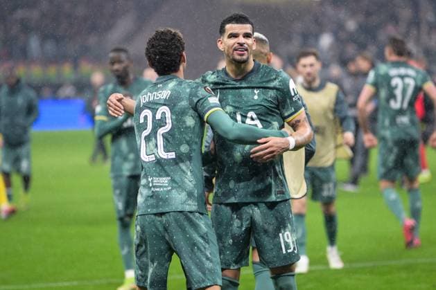 Fußball, UEFA Europa League, 20250417, SG Eintracht Frankfurt - Tottenham Hotspur. Im Bild v.l. Brennan JOHNSON (Tottenham, 22), Dominic SOLANKE (Tottenham, 19) Schlussjubel. Frankfurt Deutsche Bank Park Hessen Deutschland Copyright: Passion2Press MarkusxFischerx