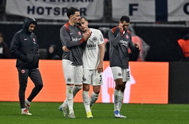 17.04.2025, xfux, Fussball UEFA Europa League, Eintracht Frankfurt - Tottenham Hotspur v.l. Robin Koch (Eintracht Frankfurt), Arthur Theate (Eintracht Frankfurt), Ellyes Skhiri (Eintracht Frankfurt) enttaeuscht, enttaeuscht schauend, dissapointed (DFL DFB REGULATIONS PROHIBIT ANY USE OF PHOTOGRAPHS as IMAGE SEQUENCES and or QUASI-VIDEO) Frankfurt am Main