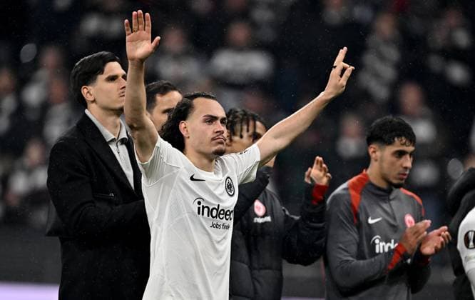 17.04.2025, xfux, Fussball UEFA Europa League, Eintracht Frankfurt - Tottenham Hotspur v.l. Arthur Theate (Eintracht Frankfurt) enttaeuscht, enttaeuscht schauend, dissapointed (DFL DFB REGULATIONS PROHIBIT ANY USE OF PHOTOGRAPHS as IMAGE SEQUENCES and or QUASI-VIDEO) Frankfurt am Main
