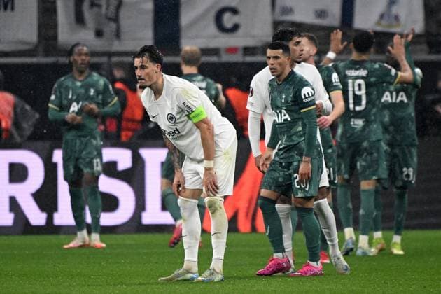 17.04.2025, xjhx, Fussball UEFA Europa League, Eintracht Frankfurt - Tottenham Hotspur v.l. Robin Koch (Eintracht Frankfurt) Enttäuscht, traurig, frustriert (DFL DFB REGULATIONS PROHIBIT ANY USE OF PHOTOGRAPHS as IMAGE SEQUENCES and or QUASI-VIDEO) Frankfurt am Main