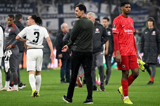17.04.2025, xjhx, Fussball UEFA Europa League, Eintracht Frankfurt - Tottenham Hotspur v.l. Arthur Theate (Eintracht Frankfurt) Trainer Dino Toppmöller Toppmoeller (Eintracht Frankfurt) Kaua Santos (Eintracht Frankfurt) Enttäuscht, traurig, frustriert (DFL DFB REGULATIONS PROHIBIT ANY USE OF PHOTOGRAPHS as IMAGE SEQUENCES and or QUASI-VIDEO) Frankfurt am Main