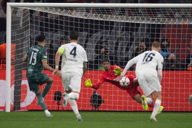 Dominic SOLANKE (Tottenham) schiesst per Elfmeter das Tor zum 0-1, gegen Torwart Santos KAUA (F) Fussball Champions League, Viertelfinale, Round of 8, Borussia Dortmund (DO) - FC Barcelona, Barca (Barca) 3-1 am 15.04.2025 in Dortmund Deutschland. UEFA regulations prohibit any use of photographs as image sequences and or quasi-video Â