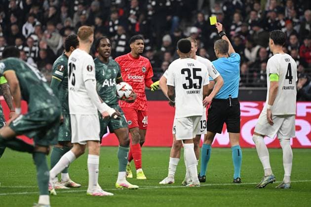 17.04.2025, xjhx, Fussball UEFA Europa League, Eintracht Frankfurt - Tottenham Hotspur v.l. Schiedsrichter Referee Davide Massa (Italien) zeigt Kaua Santos (Eintracht Frankfurt) die gelbe Karte (DFL DFB REGULATIONS PROHIBIT ANY USE OF PHOTOGRAPHS as IMAGE SEQUENCES and or QUASI-VIDEO) Frankfurt am Main