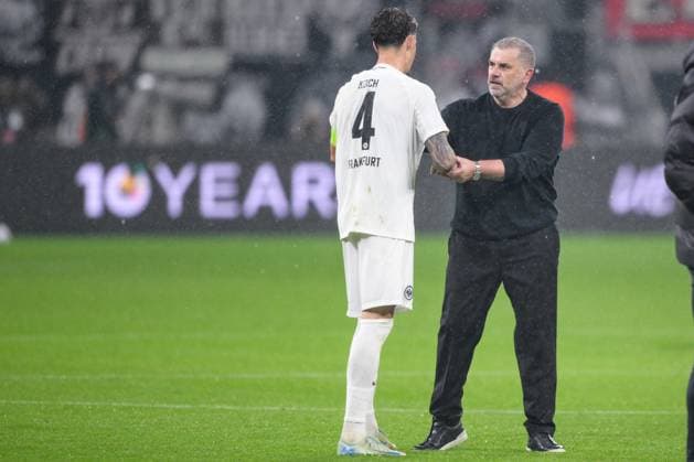 Fußball, UEFA Europa League, 20250417, SG Eintracht Frankfurt - Tottenham Hotspur. Im Bild v.l. Robin KOCH (Frankfurt, 4), Trainer Tottenham Ange POSTECOGLOU. Frankfurt Deutsche Bank Park Hessen Deutschland Copyright: Passion2Press MarkusxFischerx