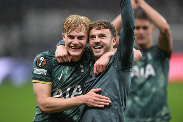 Fußball, UEFA Europa League, 20250417, SG Eintracht Frankfurt - Tottenham Hotspur. Im Bild v.l. Lucas BERGVALL (Tottenham, 15), James MADDISON (Tottenham, 10) Schlussjubel. Frankfurt Deutsche Bank Park Hessen Deutschland Copyright: Passion2Press MarkusxFischerx