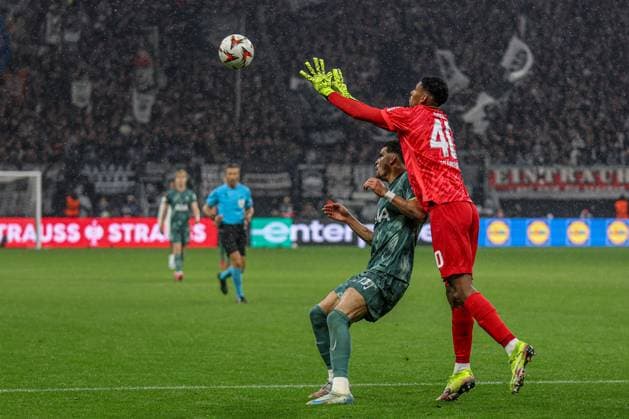 Europa League: Eintracht Frankfurt - Tottenham Hotspur am 17.04.25 in Deutsche Bank Park, Frankfurt Dominic Solanke (Tottenham Hotspur, 19) und Kaua Santos (Eintracht Frankfurt, 40) Frankfurt Deutsche Bank Park Frankfurt Deutschland Copyright: xAlfioxMarinox