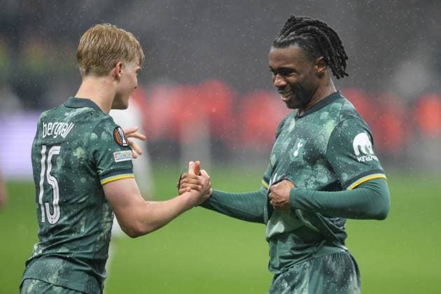 Fußball, UEFA Europa League, 20250417, SG Eintracht Frankfurt - Tottenham Hotspur. Im Bild v.l. Lucas BERGVALL (Tottenham, 15), Destiny UDOGIE (Tottenham, 13) Schlussjubel. Frankfurt Deutsche Bank Park Hessen Deutschland Copyright: Passion2Press MarkusxFischerx