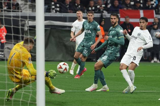 2025.04.17 xJAx Fussball Europa League Viertelfinale Rückspiel 2024 25 Eintracht Frankfurt - Tottenham Hotspur v.l., Goalkeeper, Guglielmo Vicario (Tottenham Hotspur), Torchance Fares Chaibi (Eintracht Frankfurt) (DFL DFB REGULATIONS PROHIBIT ANY USE OF PHOTOGRAPHS as IMAGE SEQUENCES and or QUASI-VIDEO) Copyright: JoaquimxFerreira
