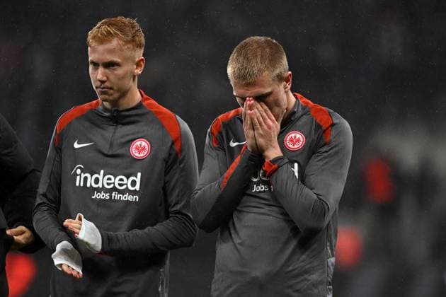17.04.2025, xpsx, Fussball UEFA Europa League, Eintracht Frankfurt - Tottenham Hotspur v.l. Hugo Larsson (Eintracht Frankfurt) Rasmus Kristensen (Eintracht Frankfurt) Enttäuscht, traurig, frustriert (DFL DFB REGULATIONS PROHIBIT ANY USE OF PHOTOGRAPHS as IMAGE SEQUENCES and or QUASI-VIDEO) Frankfurt am Main