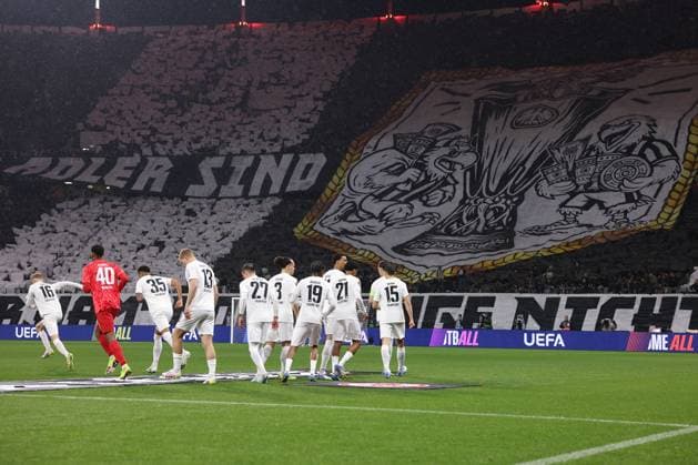 2025.04.17 xJAx Fussball Europa League Viertelfinale Rückspiel 2024 25 Eintracht Frankfurt - Tottenham Hotspur v.l., Eintracht Frankfurt bereitet sich aufs Teamfoto, im Hintergrund die Fans (DFL DFB REGULATIONS PROHIBIT ANY USE OF PHOTOGRAPHS as IMAGE SEQUENCES and or QUASI-VIDEO) Copyright: JoaquimxFerreira