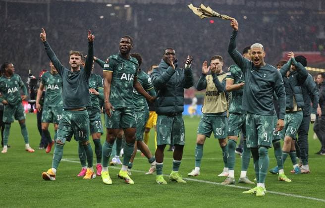 17.04.2025, Fussball UEFA Europa League, Viertelfinale Rückspiel, Eintracht Frankfurt - Tottenham Hotspur, emonline, emspor, v.l., James Maddison (Tottenham Hotspur), Kevin Danso (Tottenham Hotspur), Yves Bissouma (Tottenham Hotspur), Richarlison (Tottenham Hotspur) jubelnd bejubelt jubelt jubeln DFL DFB REGULATIONS PROHIBIT ANY USE OF PHOTOGRAPHS AS IMAGE SEQUENCES AND OR QUASI-VIDEO. xdcx Copyright: HMBxMedia Claus