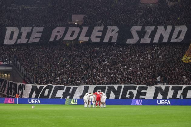 2025.04.17 xJAx Fussball Europa League Viertelfinale Rückspiel 2024 25 Eintracht Frankfurt - Tottenham Hotspur v.l., Die Mannschaft von Eintracht Frankfurt macht ein Kreis vor dem Spiel, Zusammenhalt, Motivation, Teamgeist, im Hintergrund die Fans (DFL DFB REGULATIONS PROHIBIT ANY USE OF PHOTOGRAPHS as IMAGE SEQUENCES and or QUASI-VIDEO) Copyright: JoaquimxFerreira