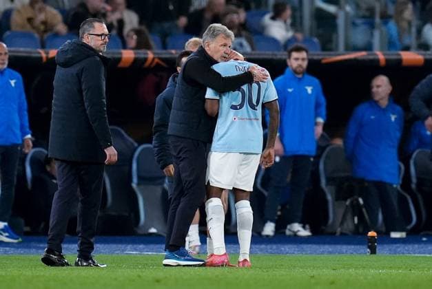 S.S. Lazio v FK Bodo Glimt - UEFA Europa League 2024 25 Quarter Final Second Leg Marco Baroni head coach of SS Lazio consoles Nuno Tavares after he left the pitch injured during the UEFA Europa League 2024 25 Quarter Final Second Leg match between S.S. Lazio and FK Bodo Glimt at Stadio Olimpico on April 17, 2025 in Rome, Italy. Rome Stadio Olimpico Rome Italy Copyright: xGiuseppexMaffiax UEL_Lazio-BodoGlimt_170425_BRU7196