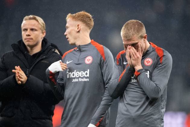 Frankfurter Spieler enttaeuscht, enttäuscht, Enttäuschung, Enttaeuschung Oscar HOEJLUND (Höjlund, F), Hugo LARSSON (F), Rasmus KRISTENSEN (F), - Fussball Europa League Eintracht Frankfurt - Tottenham Hotspur Viertelfinale, Round of 8, am 17.04.2025, DEUTSCHE BANK PARK 0-1 Â
