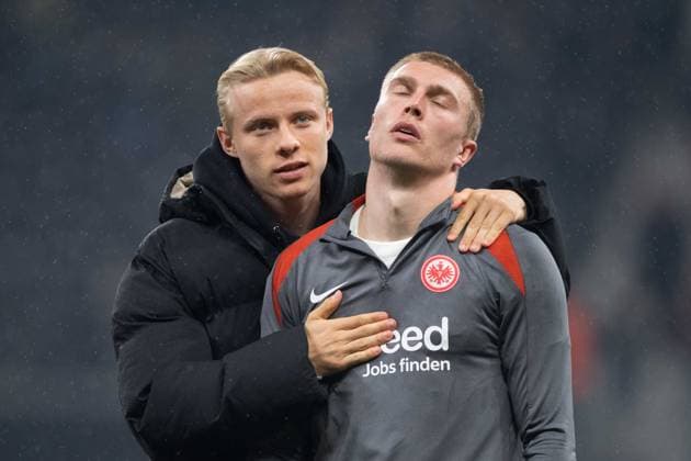 Frankfurter Spieler enttaeuscht, enttäuscht, Enttäuschung, Enttaeuschung Oscar HOEJLUND (Höjlund, F) und Rasmus KRISTENSEN (F) Fussball Europa League Eintracht Frankfurt - Tottenham Hotspur Viertelfinale, Round of 8, am 17.04.2025, DEUTSCHE BANK PARK 0-1 Â