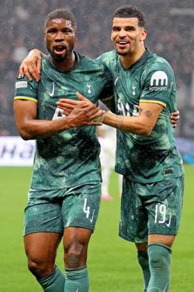 Frankfurt, Deutschland 17. April 2025: Europa League - 1 4 Finale - 2024 2025 - Eintracht Frankfurt vs. Tottenham Hotspur Im Bild: Kevin Danso (Tottenham) und Dominic Solanke (Tottenham) feiern ausgelassen den Einzug ins Halbfinale. Deutsche Bank Park Hessen Copyright: xFotostandx xRacochax