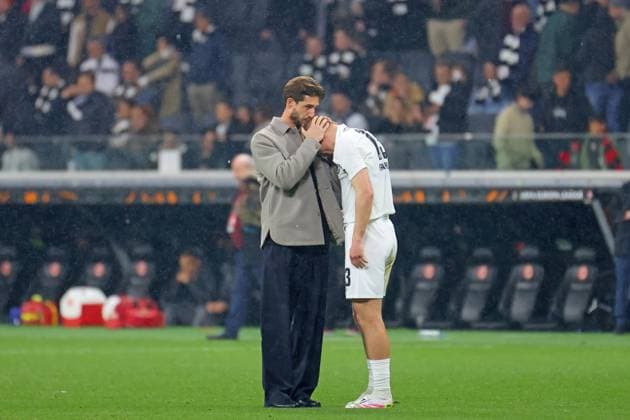 Frankfurt, Deutschland 17. April 2025: Europa League - 1 4 Finale - 2024 2025 - Eintracht Frankfurt vs. Tottenham Hotspur Im Bild: v.li. der verletzte Torwart Kevin Trapp (Frankfurt) tröstet Rasmus Kristensen (Frankfurt). Deutsche Bank Park Hessen Copyright: xFotostandx xRacochax