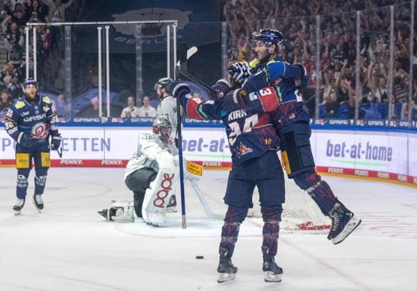 Sport Themen der Woche KW16 Eishockey, Herren, Saison 2024 2025, Penny DEL (Finale, Spiel 1), Eisbären Berlin - Kölner Haie, im Bild: v. l. Liam Kirk (Eisbären Berlin), Blaine Byron (Eisbären Berlin), Jubel nach Tor zum 4:1, 17.04. 2025, *** Ice Hockey, Men, Season 2024 2025, Penny DEL Final, Game 1 , Eisbären Berlin Kölner Haie, in the picture from l Liam Kirk Eisbären Berlin , Blaine Byron Eisbären Berlin , cheering after scoring 4 1, 17 04 2025, Copyright: xMatthiasxKochx