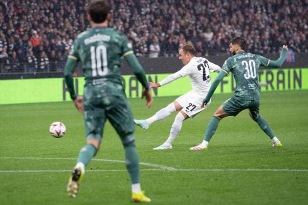 Mario GOETZE (Götze)(F) Torschuss, gegen Rodrigo BENTANCUR (Tottenham) Aktion, Zweikampf, Fussball Europa League Eintracht Frankfurt - Tottenham Hotspur Viertelfinale, Round of 8, am 17.04.2025, DEUTSCHE BANK PARK 0-1 Â