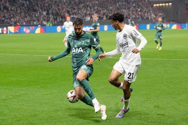 Nathaniel BROWN (F) gegen Rodrigo BENTANCUR (Tottenham) Aktion, Zweikampf, Fussball Europa League Eintracht Frankfurt - Tottenham Hotspur Viertelfinale, Round of 8, am 17.04.2025, DEUTSCHE BANK PARK 0-1 Â