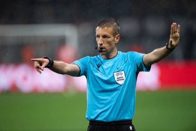 Schiedsrichter Davide MASSA, Italien, Gestik, Geste, gestikuliert, Fussball Europa League Eintracht Frankfurt - Tottenham Hotspur Viertelfinale, Round of 8, am 17.04.2025, DEUTSCHE BANK PARK 0-1 Â