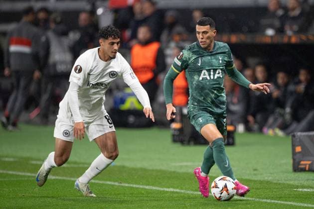 Porro PEDRO (Tottenham) gegen Fares CHAIBI (F) Aktion, Zweikampf, Fussball Europa League Eintracht Frankfurt - Tottenham Hotspur Viertelfinale, Round of 8, am 17.04.2025, DEUTSCHE BANK PARK 0-1 Â